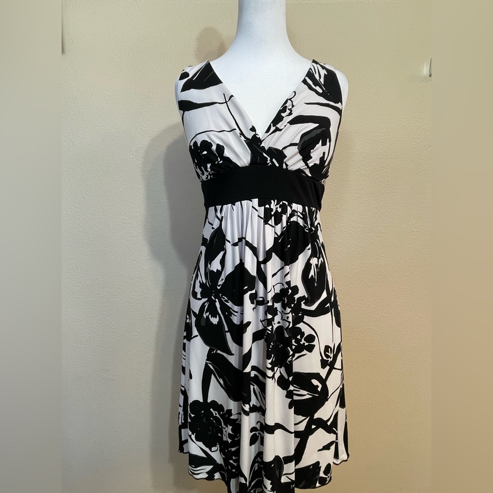 Black and White Floral midi Dress women’s Small
